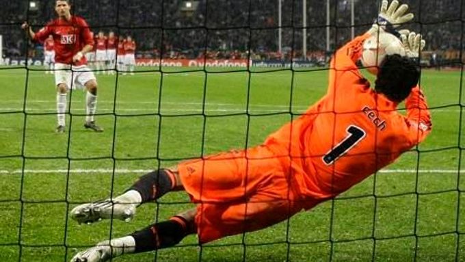 Čech ve finále Ligy mistrů chytá penaltu Ronaldovi.