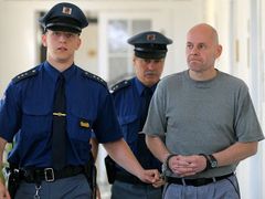 Obžalovaného Petra Šmiřáka přivedla do jednací síně vězeňská policie, neboť ve výkonu trestu.