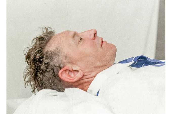 Posmrtný portrét tzv. Somertonského muže, nalezeného 1. 12. 1948 na pláži v Adelaide. Kolorováno