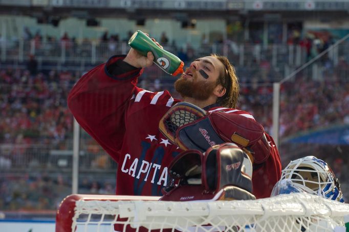 Braden Holtby v dresu Washingtonu při Winter Classic.