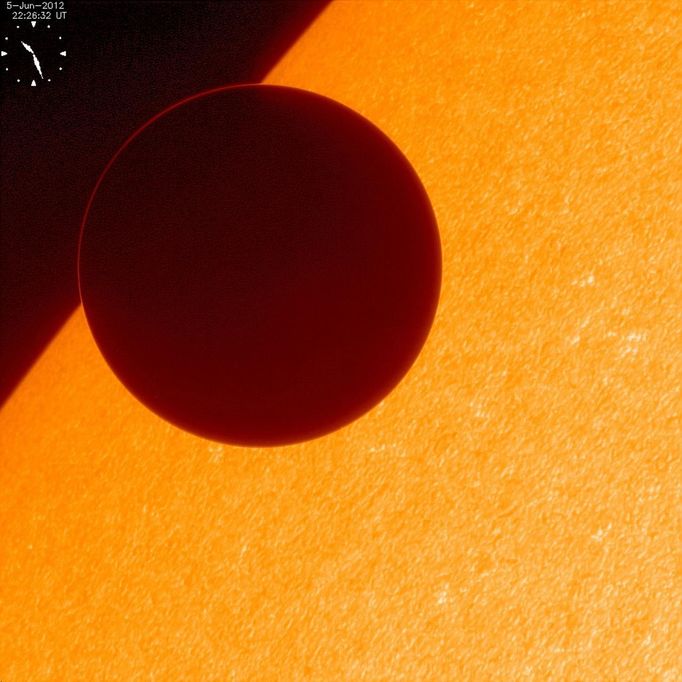 Venus moves to pass across the sun, in this image captured by Japan's Hinode satellite on June 6, 2012. One of the rarest astronomical events occurs on Wednesday when Venus passes directly between the sun and Earth, a transit that won't occur again until 2117. REUTERS/JAXA/Handout (JAPAN - Tags: ENVIRONMENT ANNIVERSARY) FOR EDITORIAL USE ONLY. NOT FOR SALE FOR MARKETING OR ADVERTISING CAMPAIGNS. THIS IMAGE HAS BEEN SUPPLIED BY A THIRD PARTY. IT IS DISTRIBUTED, EXACTLY AS RECEIVED BY REUTERS, AS A SERVICE TO CLIENTS Published: Čer. 6, 2012, 8:46 dop.