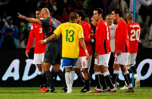 Brazílie - Egypt červená karta pro Elmahmadího