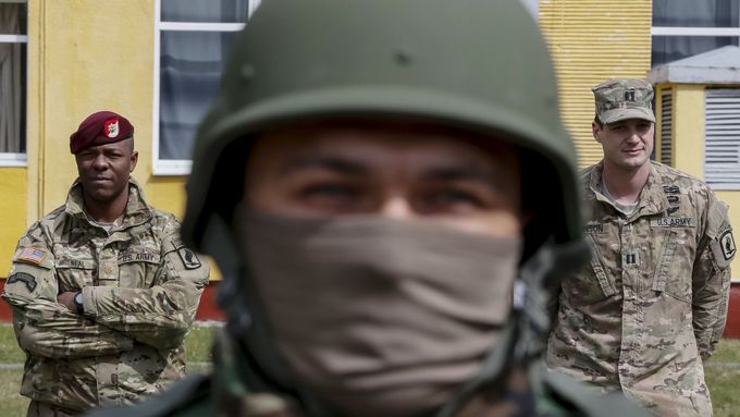 Ukrajinský voják nastupuje před americkými instruktory v rámci cvičení Fearless Guardian na Ukrajině.