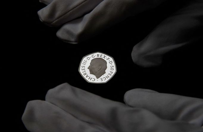 Takto vypadá mince v hodnotě 50 pencí s králem Karlem III.