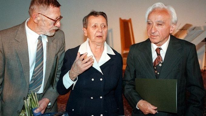 Milan Jankovič (vpravo) s Lubou a Rudolfem Pellarovými při přebírání státní ceny za literaturu a za překlad v roce 1997.