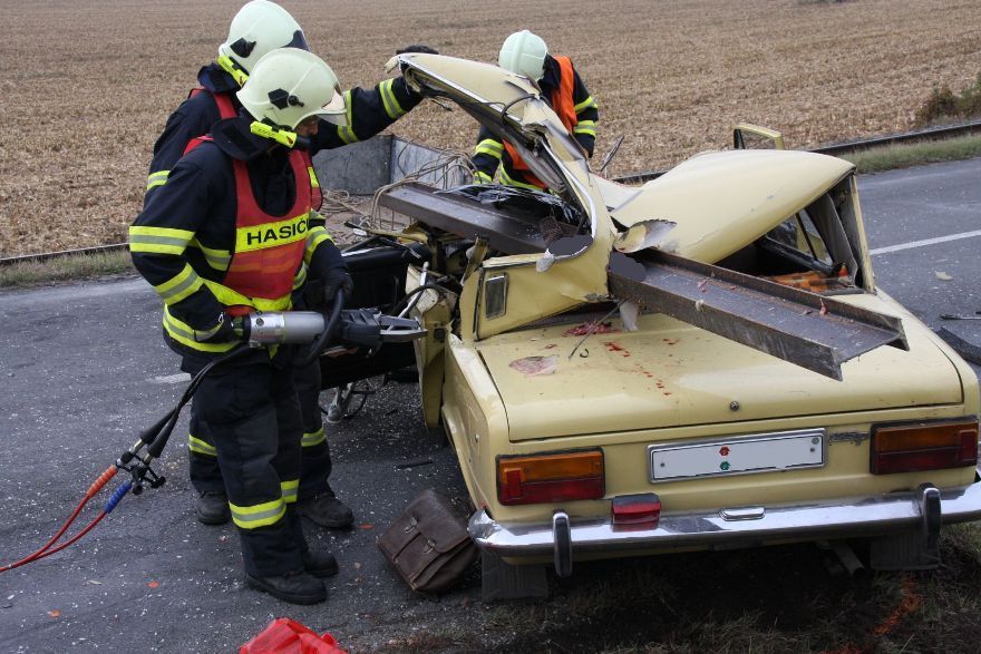 Nezajištěné traverzy probodly auto