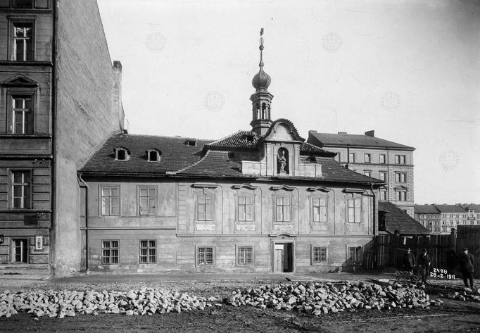 Pohled na dům čp. 383 na Novém Městě v Podskalské ulici krátce před zbořením. Rok 1911