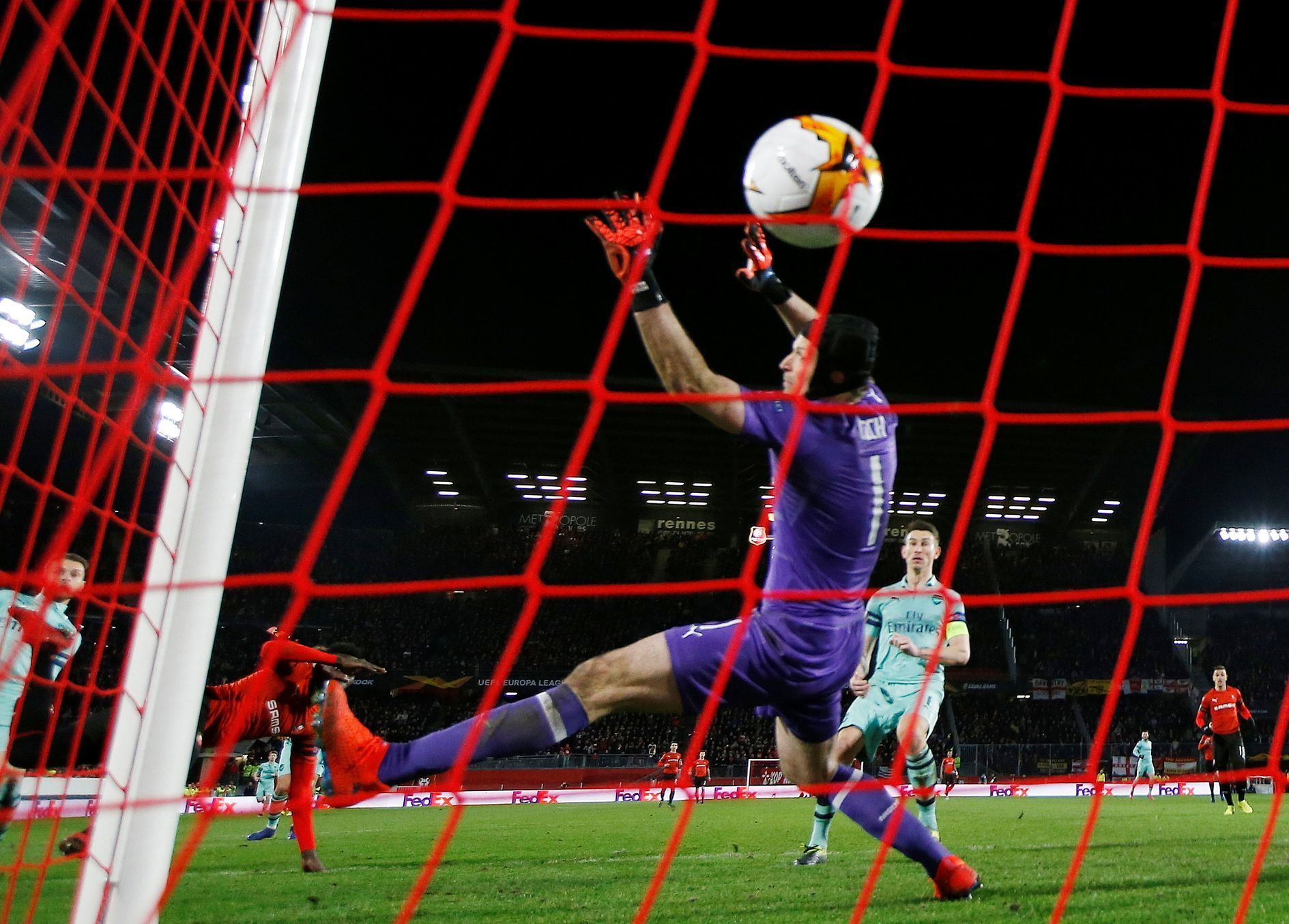 Petr Čech v brance Arsenalu inkasuje v utkání Evropské ligy gól od Ismaily Sarra z Rennes