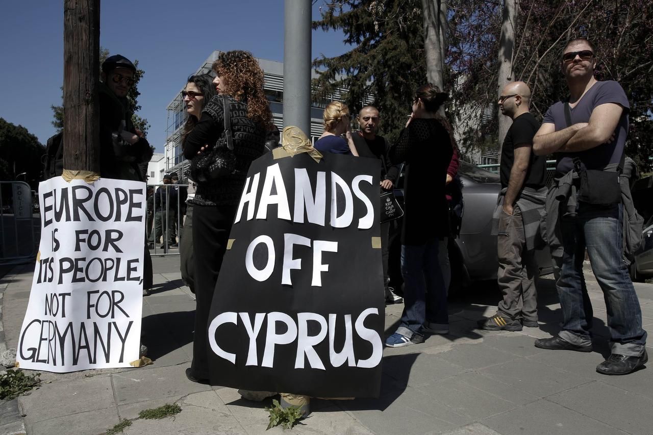 Demonstrace před kyperským parlamentem
