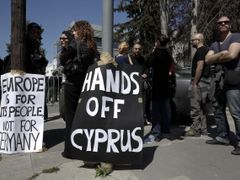 Protesty před kyperským parlamentem.