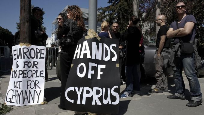 Ruce pryč od Kypru! Vzkaz demonstrantů je jasný.