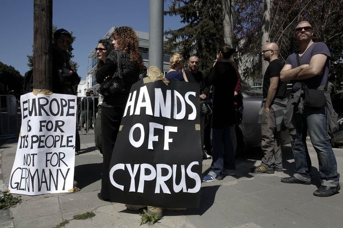 Ruce pryč od Kypru! Vzkaz demonstrantů je jasný.