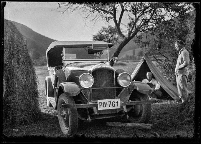 Ukázka z knihy „Negativy z popelnice 1900 – 1945“, obsahující archivní snímky neznámých autorů zachráněné Martinem Wágnerem v rámci iniciativy Negativy z popelnice.