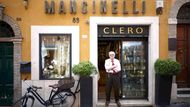 Mancinelliho butik Mancinelli Clero je v provozu od roku 1962, kdy ho otevřel během druhého vatikánského koncilu. Od té doby oblékal nejen papeže, Jana Pavla II., Benedikta XVI. i Františka, ale i desítky kardinálů, biskupů a kněží z celého světa. Jeho oděvy jsou ručně šité, často na míru podle detailních záznamů o proporcích jednotlivých církevních hodnostářů, které si pečlivě archivuje.