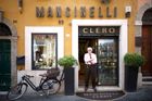 Mancinelliho butik Mancinelli Clero je v provozu od roku 1962, kdy ho otevřel během druhého vatikánského koncilu. Od té doby oblékal nejen papeže, Jana Pavla II., Benedikta XVI. i Františka, ale i desítky kardinálů, biskupů a kněží z celého světa. Jeho oděvy jsou ručně šité, často na míru podle detailních záznamů o proporcích jednotlivých církevních hodnostářů, které si pečlivě archivuje.