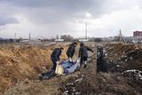 Obyvatelé města pohřbívají oběti ruského obléhání v masových hrobech. Kvůli neustálému ostřelování mohou být venku jen chvilku, jinak riskují, že sami zemřou.