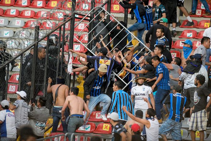 Bitka fanoušků týmů Querétaro a Atlas během zápasu mexické ligy