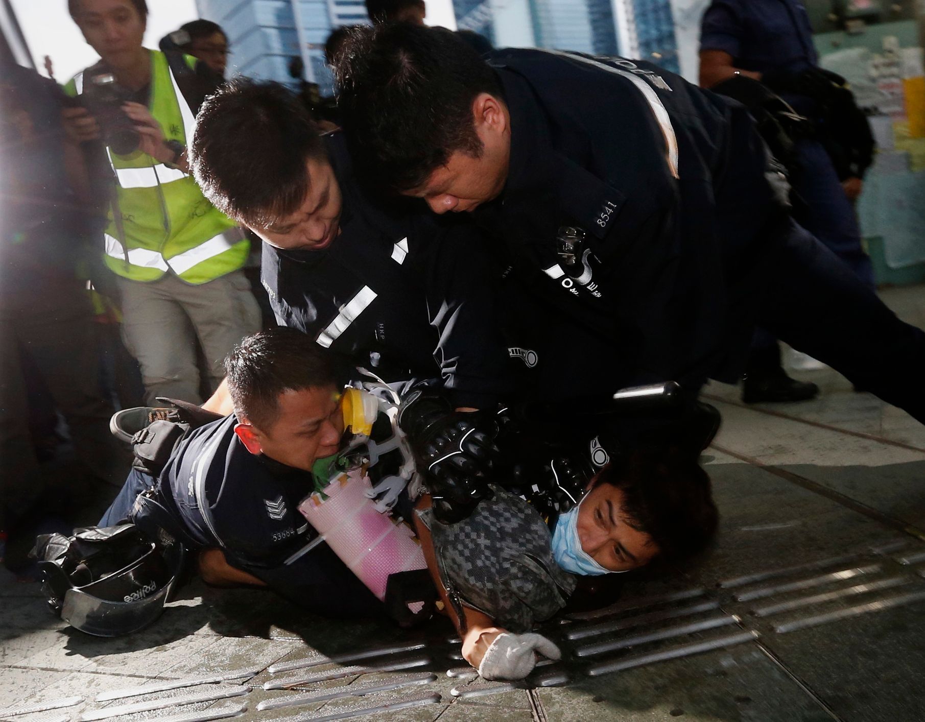 Střety demonstrantů s policisty v Hongkongu - 1. prosince