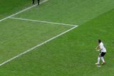 Mesut Özil proměňuje penaltu v nastavení. Bylo však pozdě a němci prohráli 1:2.