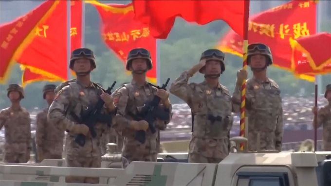 Mohutná vojenská přehlídka na náměstí Nebeského klidu v Pekingu