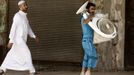 A man carries a fan as he flees Aleppo July 29, 2012. REUTERS/Zohra Bensemra (SYRIA - Tags: POLITICS CONFLICT CIVIL UNREST MILITARY) Published: Čec. 29, 2012, 5:16 odp.