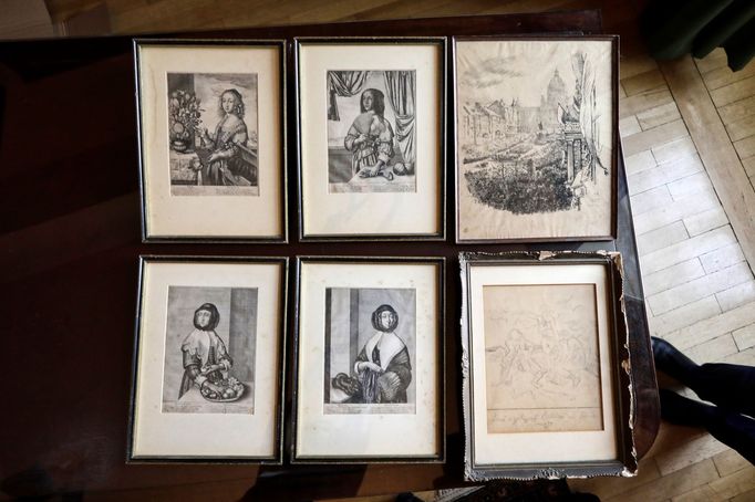 Část umělecké sbírky z pozůstalosti po Janu Masarykovi, kterou ve čtvrtek 17. července 2025 v Praze převzal ministr zahraničí Jan Lipavský.