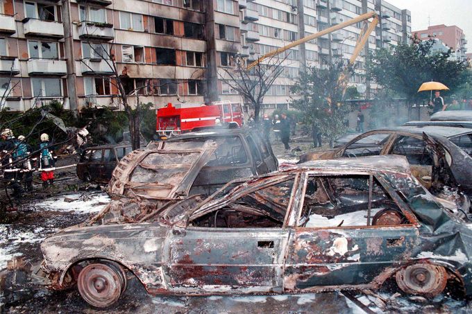 Následky havarijní srážky dvou armádních stíhacích letounů MiG-21 na českobudějovickém sídlišti Vltava. 8. 6. 1998