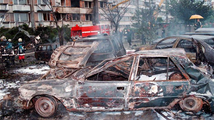 Temné nebe, podivný rachot a exploze. Padající migy vypálily panelák v Budějovicích