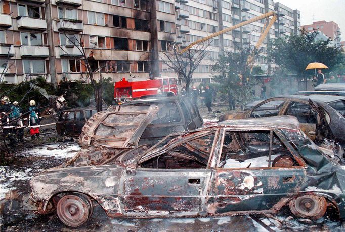 Následky havarijní srážky dvou armádních stíhacích letounů MiG-21 na českobudějovickém sídlišti Vltava. 8. 6. 1998