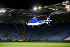 Pilot vrtulníku v Leicesteru prý manévrem zachránil stovky životů. Sám přitom zemřel