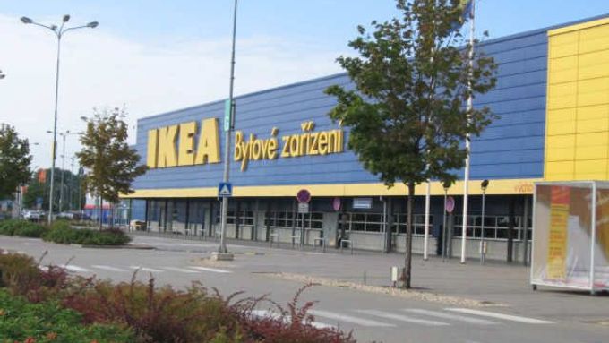 Žlutomodré barvy, ploché krabice s nezbytným návodem a doma šroubovák či imbus - Češi pochopili, co po nich IKEA chce. Nábytek tu nakupují už 20 let.