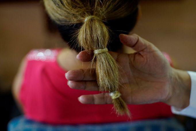 Stylistka havanského kadeřnictví Sandra Hernándezová kondomy používá jako gumičku do vlasů.