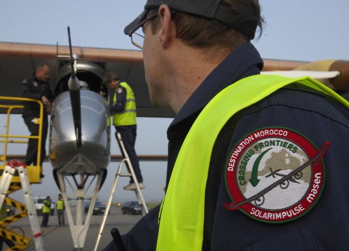 A crew member prepares the Solar Impulse aircraft before take off at Payerne airport May 24, 2012. The Solar Impulse HB-SIA prototype aircraft, which has 12,000 solar cells built into its 64.3 metres (193 feet) wings, attempted its first intercontinental flight from Payerne to Rabat in Morocco with a few days for a technical stop and a change of pilot in Madrid. This flight will act as a final rehearsal for the 2014 round-the-world flight. REUTERS/Denis Balibouse (SWITZERLAND - Tags: TRANSPORT SCIENCE TECHNOLOGY SOCIETY) Published: Kvě. 24, 2012, 7:42 dop.