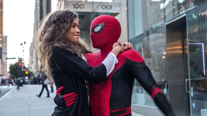 Spider-Man v podání Toma Hollanda (vpravo) usiluje o dívku, kterou hraje Zendaya.