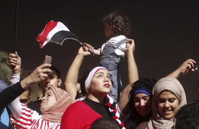 An anti-Mursi protester looks on as people celebrate in Tahrir square after the announcement of the removal from office of Egypt's deposed President Mohamed Mursi in Cairo, July 3, 2013. Mursi, toppled by the military on Wednesday, is being held by the authorities, a Muslim Brotherhood spokesman and a security official said on Thursday. REUTERS/Asmaa Waguih (EGYPT - Tags: POLITICS CIVIL UNREST) Published: Čec. 4, 2013, 12:46 dop.