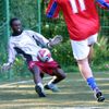 Elisha Wagude chytá střelu