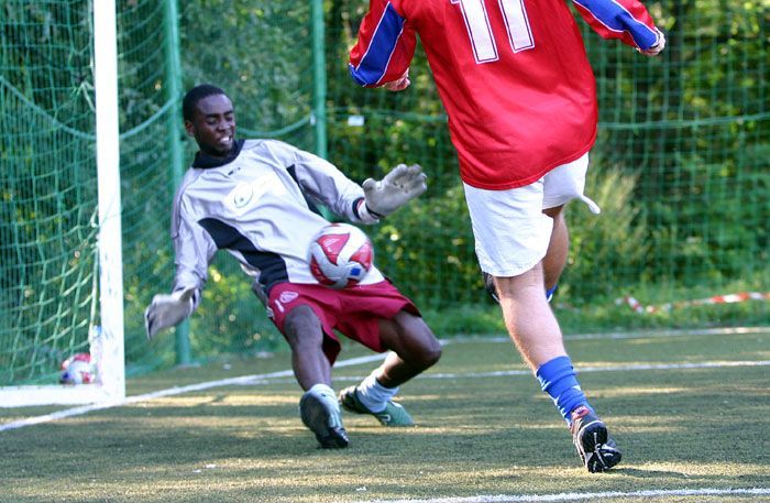 Elisha Wagude chytá střelu