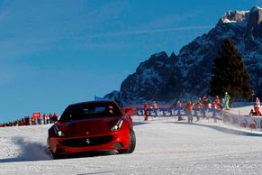 Na rychlých kolech, skútru i snowboardu. Jezdci Ferrari a Ducati řádili v Alpách