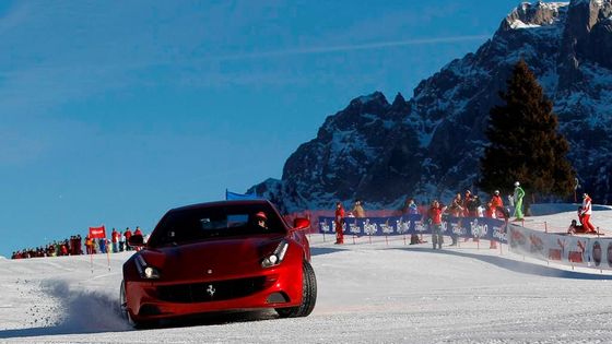 Na rychlých kolech, skútru i snowboardu. Jezdci Ferrari a Ducati řádili v Alpách