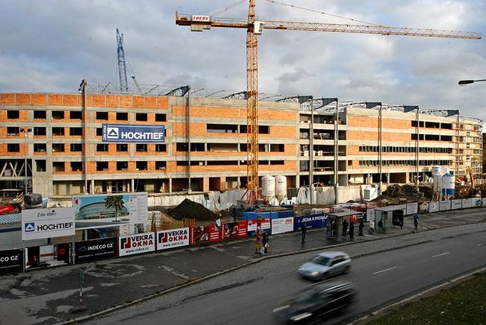 Pohled ze západní strany. U stadionu navíc vznikne i železniční zastávka "Slavia".