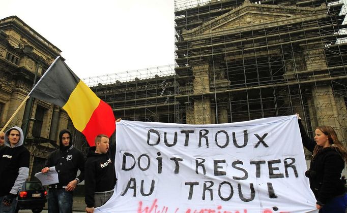 Demonstranti před soudní budovou.