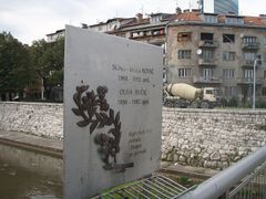 Památníky, pomníčky nebo jen obyčejné plechové cedule. Jedna z nich stojí na mostě přes řeku Miljacka v Sarajevu. V roce 1992 zde zahynuly dvě dívky.
