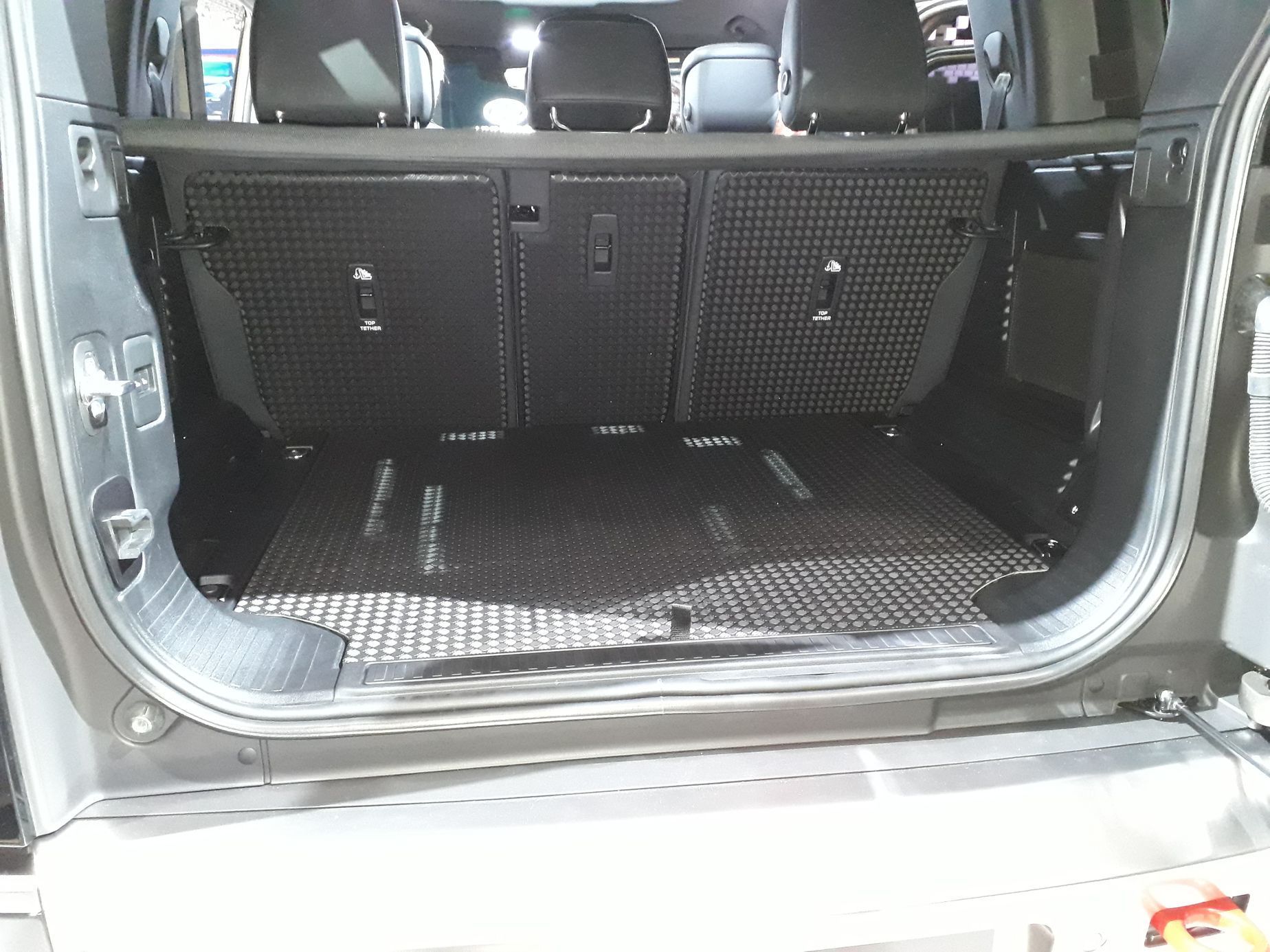 Land Rover Defender živě na IAA