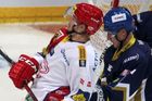 V zámořské NHL v uplynulé sezoně působilo rovných 43 českých hokejistů. Během současné výluky si většina z nich našla angažmá v Evropě, ti mladší pak na farmách zámořských celků. Nicméně stále ještě zbývá 16 zkušenějších českých hokejistů, kteří jsou bez náhradního angažmá. Podívte se na jejich přehled ve fotogalerii Aktuálně.cz