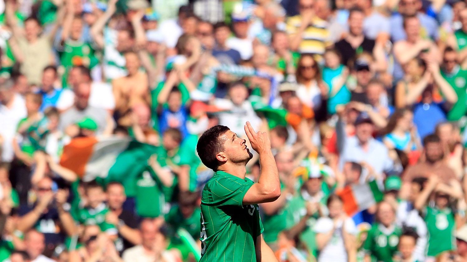 Shane Long oslavuje gól, vstřelený v přátelském utkání Irsko - Bosna a Hercegovina