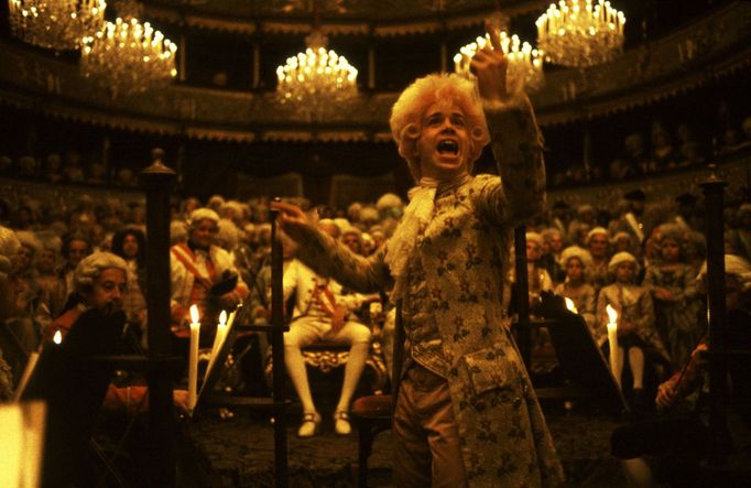 Tom Hulce jako Wolfgang Amadeus Mozart.