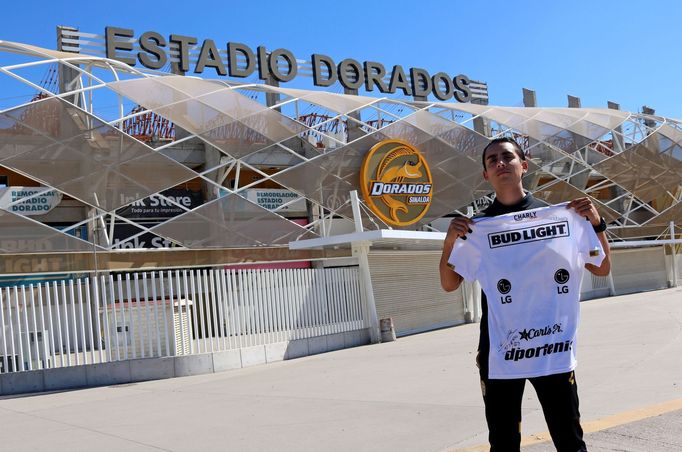 Stadion týmu Dorados v Mexiku, kde Maradona trénoval,  se také stala pietním místem