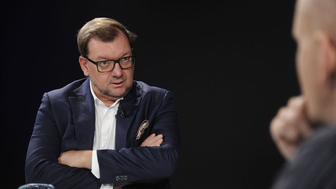 S ministerstvem obrany začal Jan Jireš spolupracovat už v roce 2010, kdy se podílel na koncepční Bílé knize o obraně iniciované tehdejším ministrem Alexandrem Vondrou (ODS).