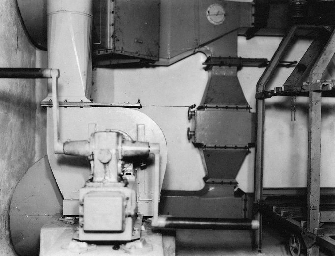 Filtrovna pěchotního srubu N-S 82 ,,Březinka" v říjnu 1938. V popředí je ventilátor s nasazenými klikami umožňujícími ruční pohon ventilačního soustrojí, napravo od něj kovové stojany na protichemické filtry (ty jsou již demontovány). Zcela vzadu je dobře vidět ohřívač/chladič.