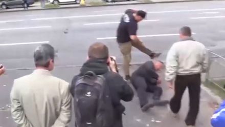 Zabraný Krym volil Putinovu stranu, v Kyjevě zbili ruského voliče
